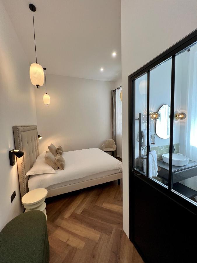 Hotel Des Beaux Arts 2*